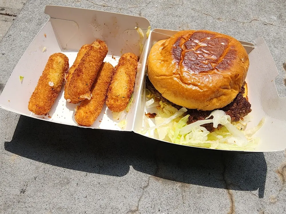 Burger an Mozzarella Sticks